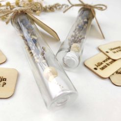 Proefbuisje met baby en droogbloemen