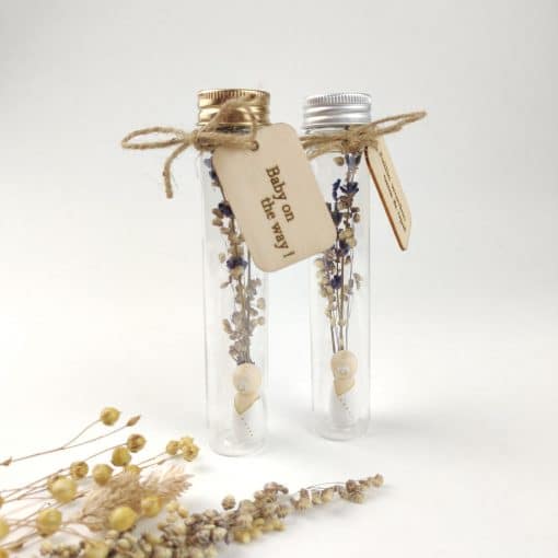Proefbuisje met baby en droogbloemen