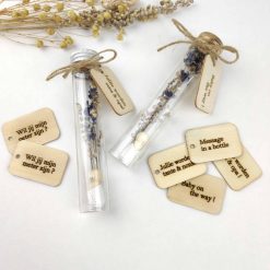 Proefbuisje met baby en droogbloemen