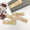 Label paulownia met gravure - 60 x 16 mm 00001