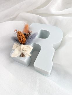 Frej Decoratieve letter met droogbloemen