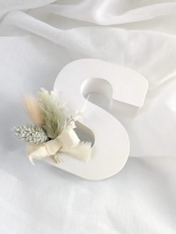 Frej Decoratieve letter met droogbloemen