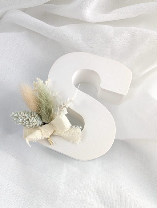 Frej Decoratieve letter met droogbloemen