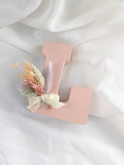 Frej Decoratieve letter met droogbloemen