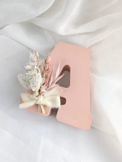 Frej Decoratieve letter met droogbloemen