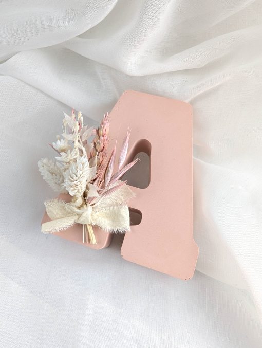 Frej Decoratieve letter met droogbloemen